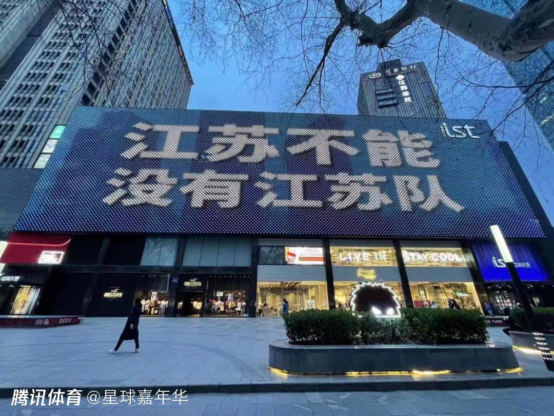 叶辰表情阴冷的说：你今天若是敢伤她，我要你们文京暴走团所有人一起陪葬。